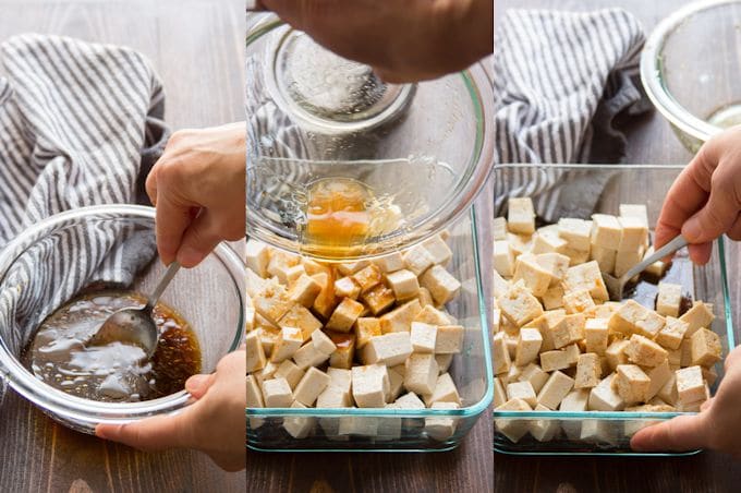 Collage con los pasos para hacer tofu horneado: mezclar la salsa, verter sobre el tofu y remover suavemente