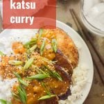 Plato de berenjena al curry Katsu con lectura de superposición de texto "Berenjena Katsu Curry"