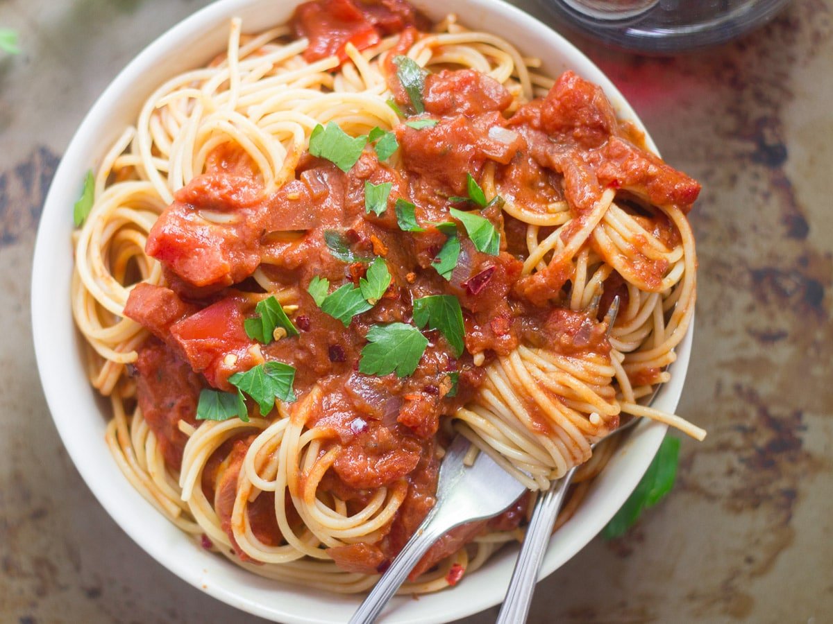 Spaghetti in Spicy (Vegan!) Tomato Cream Sauce - Connoisseurus Veg