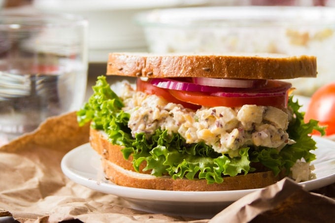 Cerca de un sándwich de ensalada de atún vegano en una placa