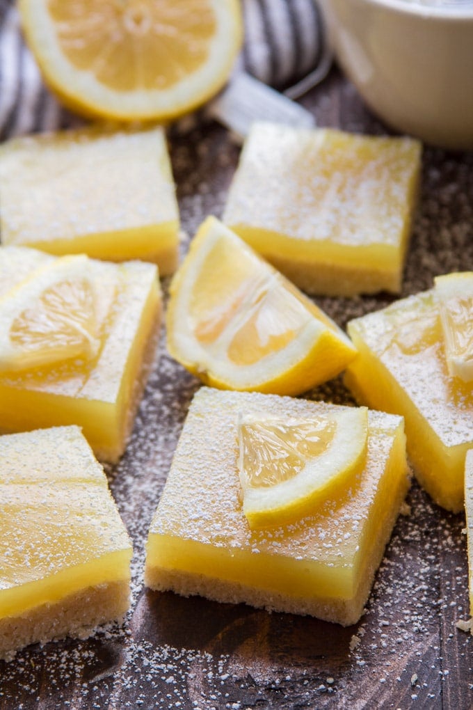 Vegan Lemon Bars Topped with Powdered Sugar and Lemon Slices