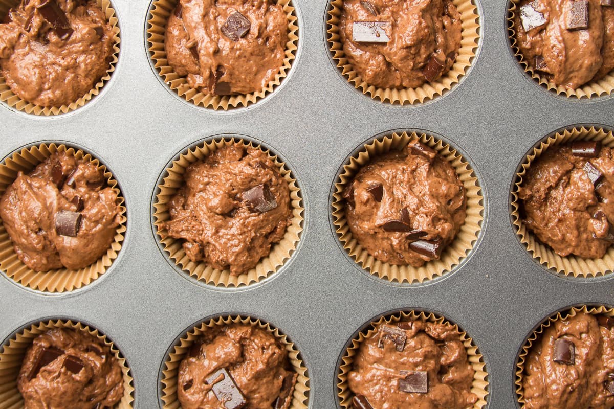 Masa vegana para muffins de chocolate doble en un molde para muffins