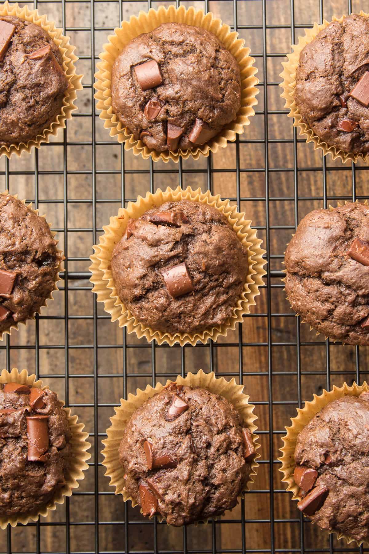 Muffins veganos de chocolate doble en un estante de enfriamiento