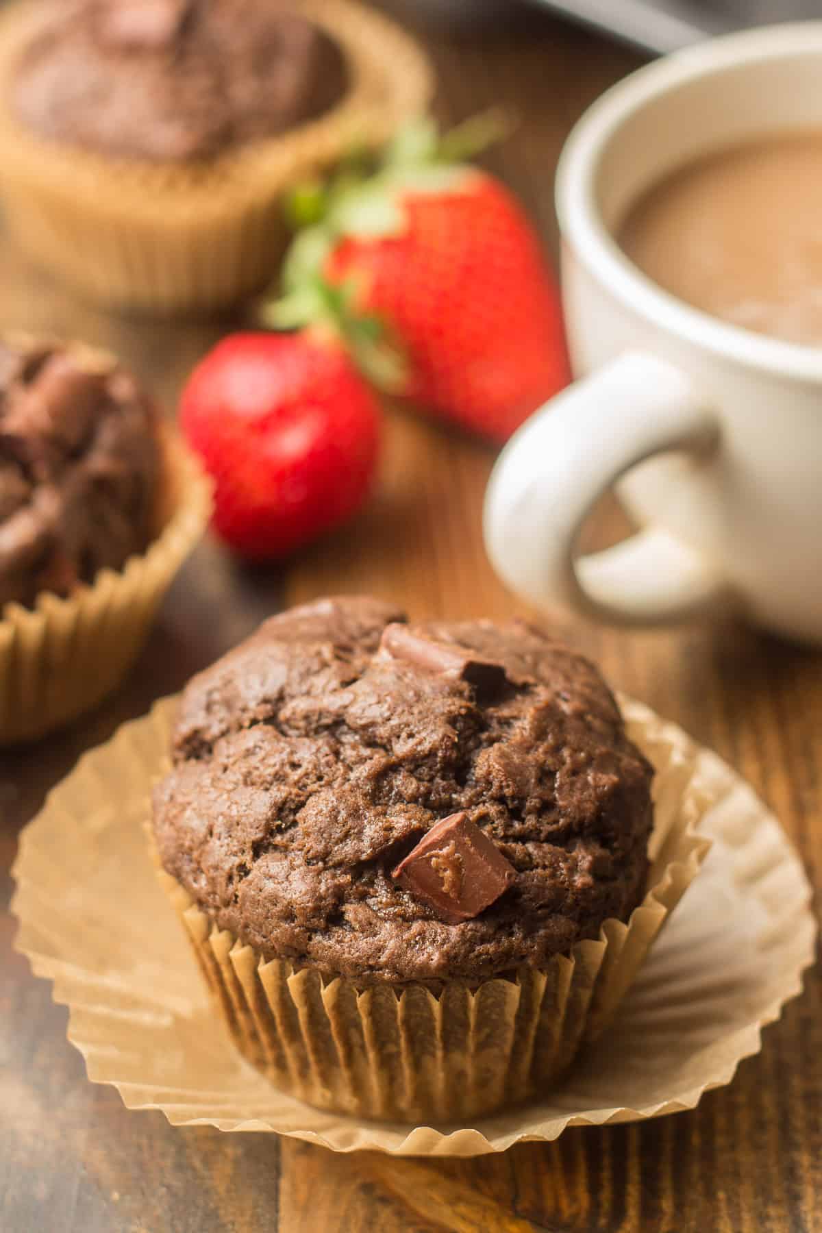 Muffin de chocolate doble vegano con papel de muffin parcialmente eliminado