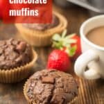 Muffins veganos de chocolate doble, taza de café y fresas con texto superpuesto "Muffins de chocolate veganos"
