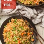 Plato de arroz frito vegano con lectura de superposición de texto "Arroz frito vegano"