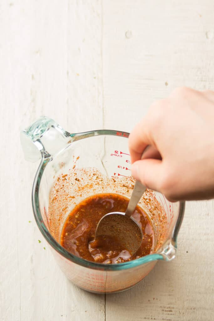 Mezcle a mano la salsa de fajita en una taza medidora de líquidos