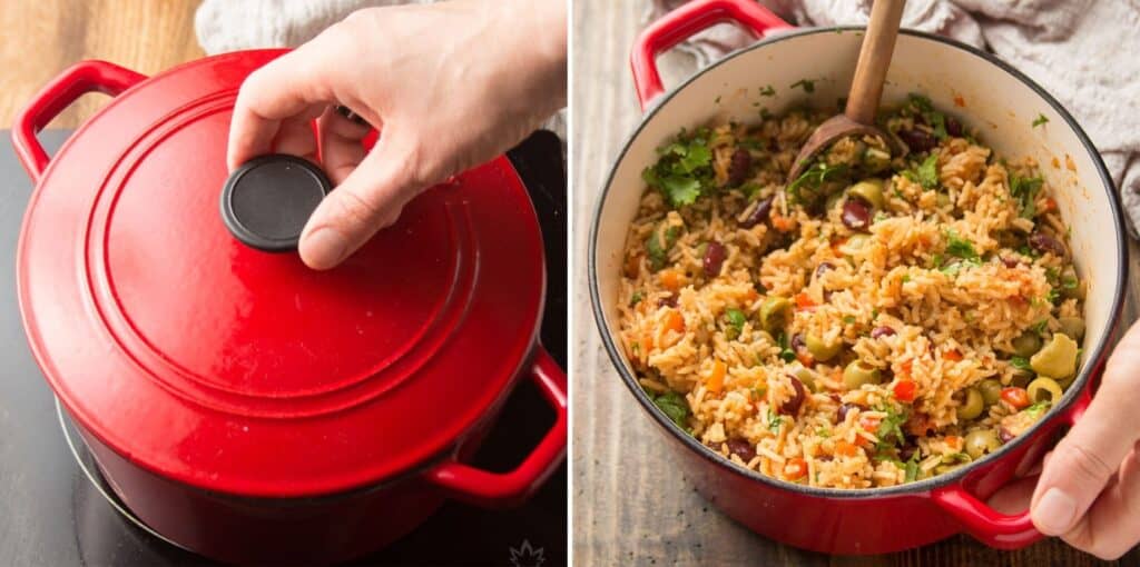 Collage con los dos últimos pasos para hacer arroz y frijoles españoles: cocine a fuego lento cubierto y agregue las aceitunas y el cilantro