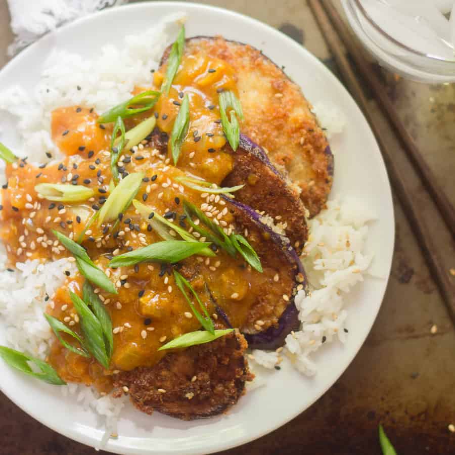 Plato de curry katsu vegano sobre arroz