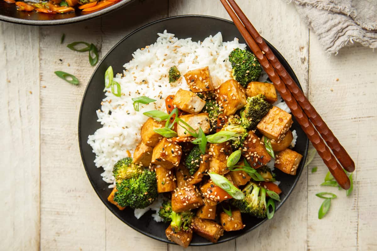Tofu Stir-Fry with Garlic Sauce - Connoisseurus Veg