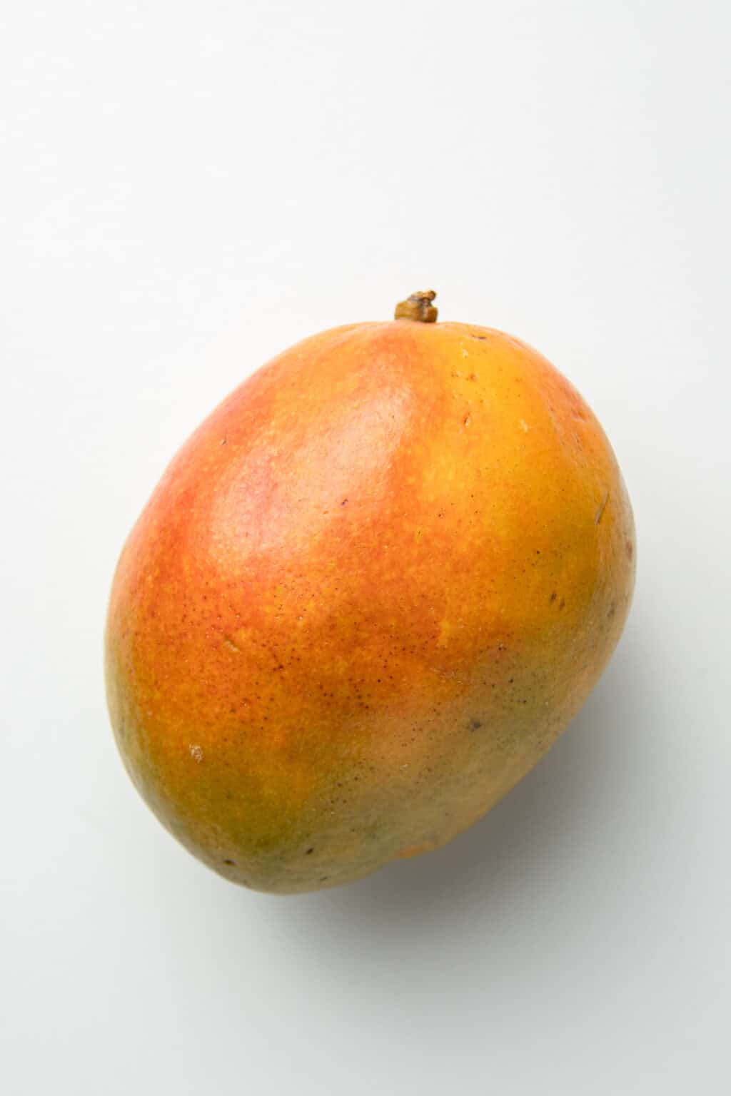 How to Pick a Ripe Mango (Visual Guide + Tips!) - Connoisseurus Veg