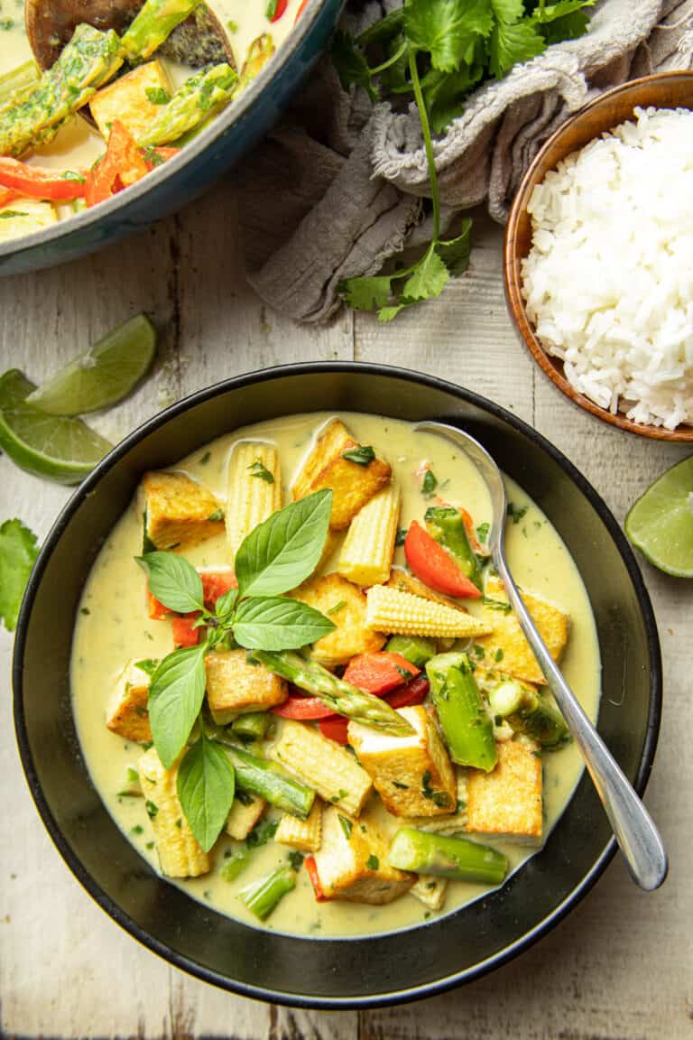 Vegan Thai Green Curry with Tofu & Veggies - Connoisseurus Veg
