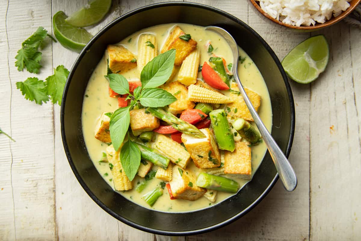 Vegan Thai Green Curry with Tofu & Veggies - Connoisseurus Veg
