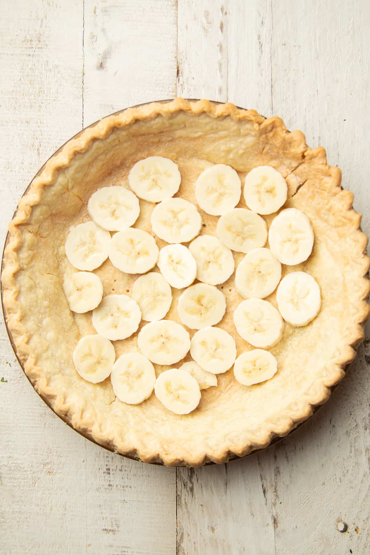 Banana slices arranged in a pie crust.