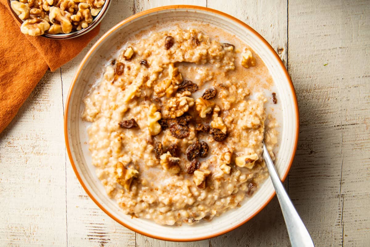 Slow Cooker Cinnamon Raisin Oatmeal